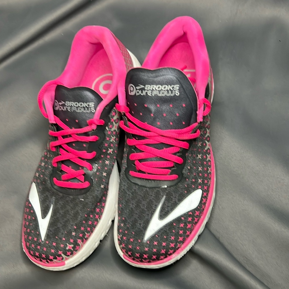 Women’s pink and gray Brooks
